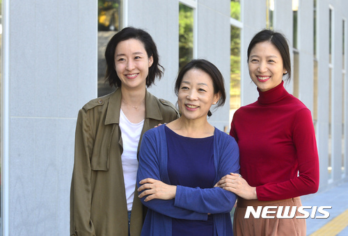 【서울=뉴시스】전진환 기자 = 제20회 서울세계무용축제(시댄스·SIDance)에서 공연하는 무용가 전미숙, 차진엽, 김보라가 21일 오전 서울 서초구 한국예술종합학교 서초동캠퍼스 무용원에서 뉴시스통신사와 인터뷰하고 있다. 2017.09.25. amin2@newsis.com