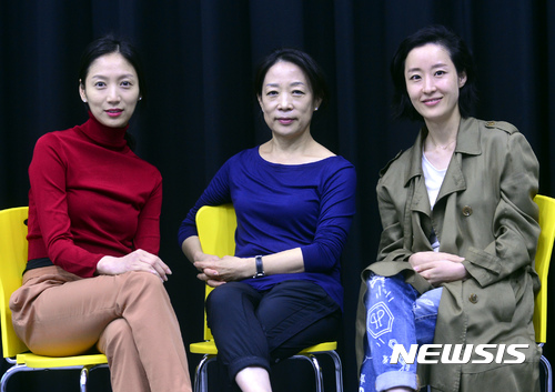 【서울=뉴시스】전진환 기자 = 제20회 서울세계무용축제(시댄스·SIDance)에서 공연하는 무용가 전미숙, 차진엽, 김보라가 21일 오전 서울 서초구 한국예술종합학교 서초동캠퍼스 무용원에서 뉴시스통신사와 인터뷰 중 밝은 표정으로 포즈를 취하고 있다. 2017.09.25.&nbsp; amin2@newsis.com