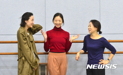 【서울=뉴시스】전진환 기자 = 제20회 서울세계무용축제(시댄스·SIDance)에서 공연하는 무용가 전미숙, 차진엽, 김보라가 21일 오전 서울 서초구 한국예술종합학교 서초동캠퍼스 무용원에서 뉴시스통신사와 인터뷰 중 웃으며 대화하고 있다. 2017.09.25. amin2@newsis.com