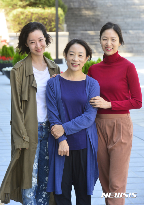 【서울=뉴시스】전진환 기자 = 제20회 서울세계무용축제(시댄스·SIDance)에서 공연하는 무용가 전미숙, 차진엽, 김보라가 21일 오전 서울 서초구 한국예술종합학교 서초동캠퍼스 무용원에서 뉴시스통신사와 인터뷰 중 밝은 표정으로 포즈를 취하고 있다. 2017.09.25. amin2@newsis.com