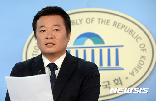 【서울=뉴시스】홍효식 기자 = 국민의당 김철근 대변인이 24일 오후 서울 여의도 국회 정론관에서 자유한국당 정진석 의원의 고 노무현 전 대통령에 대한 막말과 박원순 서울시장의 정치보복 발언 관련 논평하고 있다. 2017.09.24.&nbsp; yesphoto@newsis.com