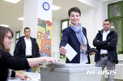 【베를린=AP/뉴시스】 독일 전후 처음으로 5% 득표율 벽을 넘어 연방하원 진출이 예상되는 극우 독일대안당의 공동대표인 프라우케 페트리가 24일 동부 라이프치히 투표소에서 함에 표를 넣고 있다. 2017. 9. 24. 