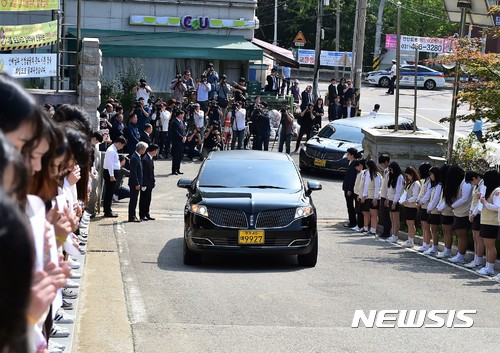 【안산=뉴시스】이종일 기자 = 세월호 참사로 숨진 고(故) 허다윤(당시 단원고 2학년2반·여)양과 조은화(단원고 2학년1반·여)양의 유골과 영정사진이 실린 리무진 2대가 25일 오전 경기 안산 단원고등학교로 들어가고 있는 가운데, 재학생들이 도열해 맞이하고 있다. 2017.09.25. lji22356@newsis.com