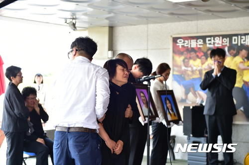 【안산=뉴시스】이종일 기자 = 세월호 참사로 숨진 고(故) 허다윤(당시 단원고 2학년2반·여)양과 조은화(단원고 2학년1반·여)양의 유골과 영정사진이 25일 경기 안산 단원고등학교에 도착한 가운데, 유족들이 현관 앞에서 진행된 이별식에서 오열하고 있다. 2017.09.25. lji22356@newsis.com