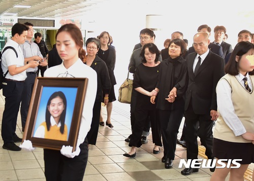 【안산=뉴시스】이종일 기자 = 세월호 참사로 숨진 고(故) 허다윤(당시 단원고 2학년2반·여)양과 조은화(단원고 2학년1반·여)양의 유가족들이 25일 경기 안산 단원고등학교에서 고인의 유골과 영정사진을 가지고 교실을 방문하고 있다. 2017.09.25. lji22356@newsis.com