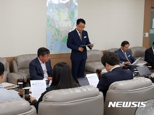 【대전=뉴시스】 이용균 부교육감이 25일 대전시교육청 기자실에서 A초등학교 급식소 세척제 부적정 사용 감사결과를 발표하고 있다.(사진=대전시교육청 제공)