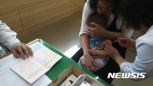 【창녕=뉴시스】안지율 기자 = 영아 예방접종. 2017.09.25. (사진=창녕군 제공) photo@newsis.com