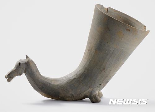  【부산=뉴시스】허상천 기자 = 복천박물관은 26일부터 11월26까지 2017년 특별기획전 ‘수영강에서 꽃핀 부산 문화’를 개최한다고 25일 밝혔다. 사진은 복천동 7호 무덤에서 발굴된 ‘말머리장식뿔잔’(보물 제598호). 2017.09.25. (사진 = 복천박물관 제공) photo@newsis.com