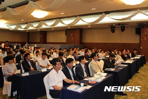 【원주=뉴시스】권순명 기자 = 25일 한국산업단지공단 강원지역본부(본부장 김흥수)는 26 강원 원주 인터불고호텔에서 '2017년 강원산업단지 기술페어'를 개최한다.사진은 지난해 '기술페어'에 관계자를이 참석했다.2017.09.25.(사진=한국산업단지공단 강원지역본부 제공)photo@newsis.com