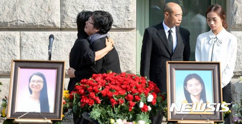 【서울=뉴시스】고범준 기자 = 25일 오전 서울 중구 세종대로 서울도서관 앞에서 열린 세월호 희생자 조은화·허다윤양 이별식에서 조은화 양 어머니 이금희(오른쪽) 씨와 허다윤 양 어머니 박은미 씨가 오열을 하고 있다. 2017.09.25. bjko@newsis.com