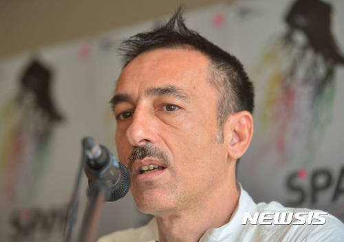 【서울=뉴시스】고승민 기자 = 복합예술공연 '위대한 조련사'를 연출한 그리스 연출가 디미트리스 파파이오아누가 25일 오전 서울 종로구의 한 호텔에서 기자간담회를 하고 있다. 2017.09.25. kkssmm99@newsis.com