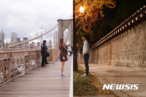 【서울=뉴시스】신단비이석예술, 만남(MEET), 브룩클린 브릿지x덕수궁돌담길, 2015, print on canvas