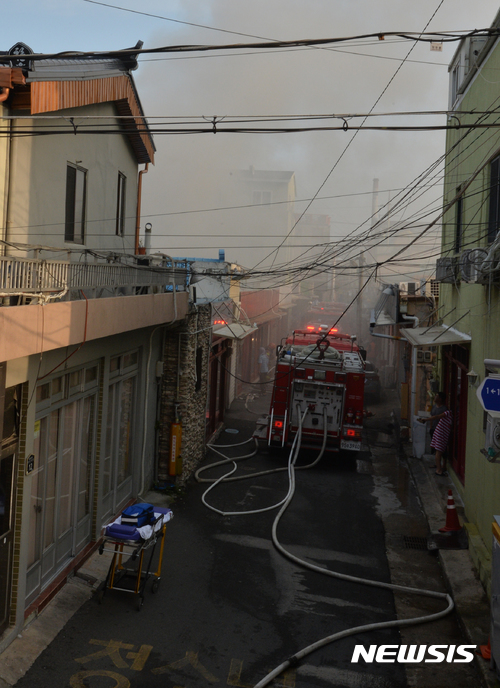 【포항=뉴시스】강진구 기자 = 26일 오전 7시께 경북 포항시 북구 대흥동 유흥가에 위치한 성매매업소(속칭 중앙대)에서 원인을 알 수 없는 불이 나 건물 1동이 전소됐다.사진은 이날 화재진압 전경.2017.09.26.(사진=독자제공) photo@newsis.com