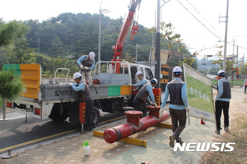 【창원=뉴시스】 홍정명 기자 = 지난 25일 경남에너지 직원들이 경남 창원시 진해구 남문동 중압배관 주변 오수관 교체공사 중 도시가스 배관 손상을 가상하여 비상훈련을 하고 있다.2017.09.26.(사진=경남에너지 제공) photo@newsis.com