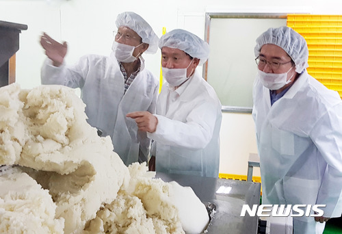 【창원=뉴시스】 홍정명 기자 = 지난 25일 경남 함양군 농식품기업 하얀햇살㈜을 찾은 김석균(가운데) NH농협은행 경남영업본부장이 공장 시설을 둘러보고 있다.2017.09.26.(사진=NH농협은행 경남영업본부 제공) photo@newsis.com