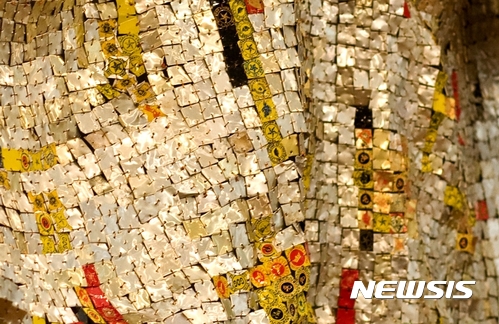 【서울=뉴시스】병뚜겅을 이용한 설치작품