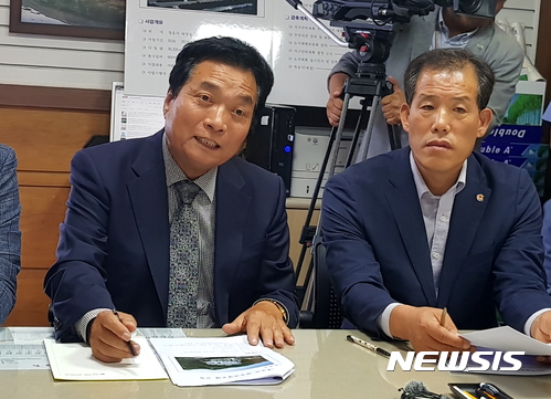  【정읍=뉴시스】김종효 기자 = 26일 전북 정읍 내장산국립공원 내 관광호텔 신축사업을 추진 중인 해동그룹 김찬호 회장(왼쪽)이 연 지역 언론인들과의 사업설명회, 김 회장이 내장산해동관광호텔 신축사업에 대한 강한 의지를 피력하고 있다. 2017.09.26. seun6685@newsis.com