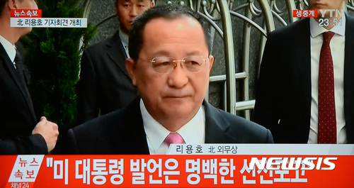 【서울=뉴시스】 유엔총회 참석차 미국을 방문 중인 리용호 북한 외무상이 25일 오전(현지시각) 숙소인 뉴욕 밀레니엄힐튼 유엔플라자 호텔에서 성명을 발표하고 있다.&nbsp; 리용호 북한 외무상은 기자회견에서 도널드 트럼프 미국 대통령의 발언을 선전포고로 규정하고 “세계는 미국이 먼저 선전포고했다는 사실을 알아야 한다”고 말했다. 2017.09.25. (사진=YTN 캡쳐) photo@newsis.com