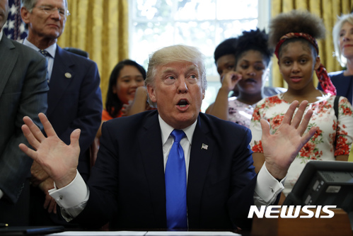 【워싱턴=AP/뉴시스】도널드 트럼프 미국 대통령이 25일(현지시간) 워싱턴 백악관 집무실에서 과학·기술·공학·수학(STEM) 교육에 대한 접근 확대를 지시하는 메모에 서명하기 전 발언하고 있다. 2017.09.26 