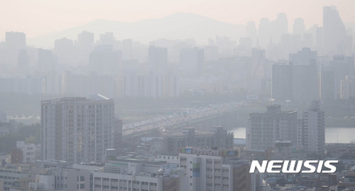 【서울=뉴시스】추상철 기자 = 미세먼지 농도가 '한 때 나쁨'을 보인 26일 오전 출근길 서울 도심이 미세먼지로 뒤덮여 있다. 2017.09.26.&nbsp; scchoo@newsis.com