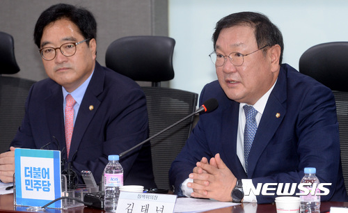 【서울=뉴시스】이영환 기자 = 26일 오전 서울 여의도 국회 의원회관 제9간담회실에서 열린 디지털 성범죄 피해방지 대책 마련을 위한 당정협의에 참석한 김태년 정책위의장이 인사말을 하고 있다. 왼쪽은 우원식 원내대표. 2017.09.26. 20hwan@newsis.com