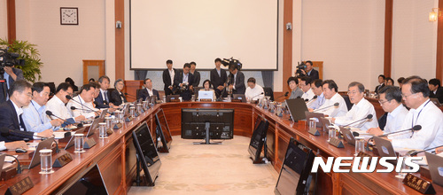 【서울=뉴시스】전진환 기자 = 문재인 대통령이 26일 오전 청와대 세종실에서 국무회의를 주재하고 있다. 2017.09.26. amin2@newsis.com