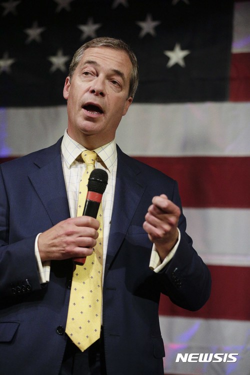 【페어호프=AP/뉴시스】영국 극우정치인 나이절 패라지가 25일(현지시간) 앨라배마주 페어호프에서 상원 의원 후보 로이 무어 지지연설을 하고 있다. 2017.09.26