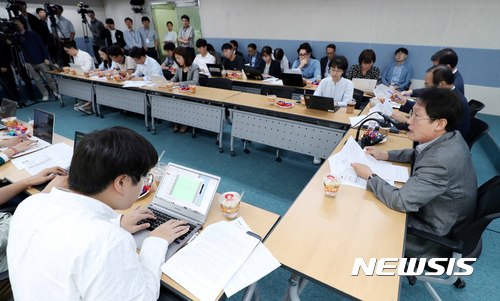 【서울=뉴시스】전신 기자 = 조희연 서울시교육감이 26일 서울 종로구 서울시교육청에서 기자간담회를 열고 공립특수학교 설립 확대 추진 방안 등에 대해 발표하고 있다. 2017.09.26. photo1006@newsis.com