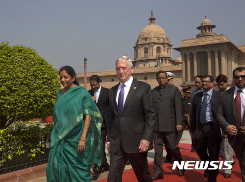 【뉴델리=AP/뉴시스】제임스 매티스 미국 국방장관이 26일 인도 뉴델리에서 니르말라 시타라만 국방장관(왼쪽)과 함께 국방부 청사 쪽으로 걸어가고 있다. 2017.09.26 