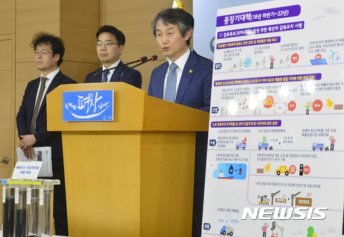 【서울=뉴시스】최동준 기자 = 안병옥 환경부 차관이 26일 서울 세종로 정부서울청사에서 미세먼지 관리 종합대책을 발표하고 있다.정부는 2022년 국내 배출량 30% 이상 감축을 목표로 노후석탄발전소 폐지, 노후 경유차 조기폐차 등 운행제한지역 전국확대, 도로청소차량 확충, 미세먼지 저감을 위한 한, 중 협력 등을 발표했다. 2017.09.26. photocdj@newsis.com