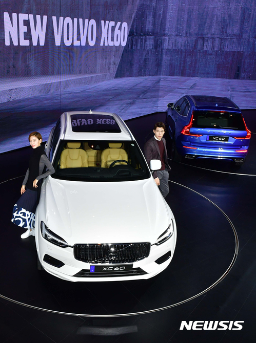 【서울=뉴시스】이종철 기자 = 서울 중구 그랜드 하얏트 호텔에서 열린 볼보자동차 프리미엄 SUV 모델 더 뉴 XC60 출시 행사에서 모델들이 차량을 소개하고 있다. 2017.09.26. (사진=볼보자동차 제공)jc4321@newsis.com