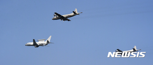 【평택=뉴시스】이정선 기자 = 건군 제69주년 국군의 날 미디어데이가 진행된 지난 25일 오전 경기 평택 해군 제2함대 상공에서 조기경보기 피스아이와 P3-C 초계기가 비행을 하고 있다. 2017.09.28.&nbsp; ppljs@newsis.com 