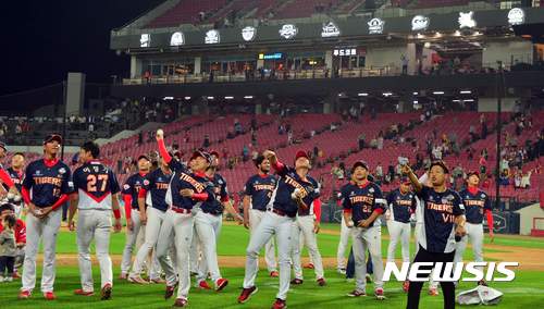 【광주=뉴시스】류형근 기자 = 26일 오후 광주 북구 광주-기아챔피언스필드에서 열린 2017프로야구 KIA 타이거즈 대 LG 트윈스의 경기, KIA가 정규시즌 광주 홈 마지막 경기를 6-0으로 이긴 뒤 기념구를 관중들에게 던져주고 있다. 2017.09.26. hgryu77@newsis.com