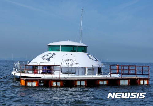 【시흥=뉴시스】이종일 기자 = 경기 시흥시는 다음달 14일부터 주말마다 시화호에서 '해양펜션'(일명 플로팅하우스)을 운영한다고 27일 밝혔다. 사진은 시화호에 떠있는 해양펜션. 2017.09.27. (사진 = 시흥시 제공) photo@newsis.com