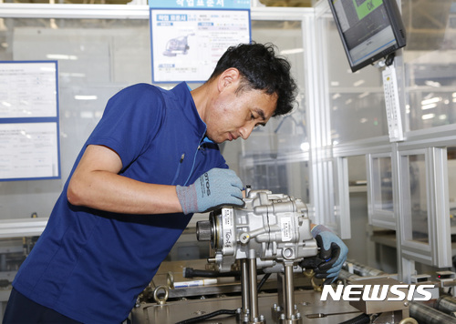 【창원=뉴시스】 홍정명 기자 = 27일 경남 창원시 성산구 현대위아 창원3공장에서 현대위아 직원이 전자식 차동 제한장치(e-LSD)를 검수하고 있다.2017.09.27.(사진=현대위아 제공) photo@newsis.com