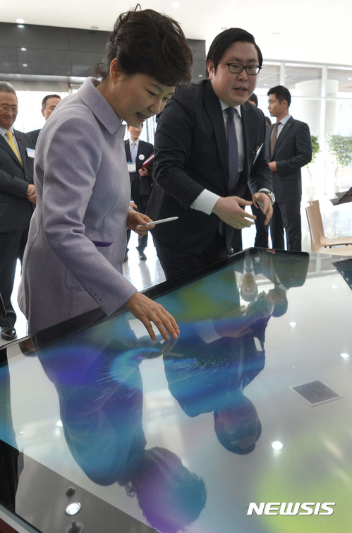 【대전=뉴시스】 지난 2013년 11월 대전 유성구 한국과학기술원(KAIST) 융합연구소를 방문한 박근혜 전 대통령에게 아이카이스트 김성진 대표가 설명하는 모습. (사진=뉴시스DB)