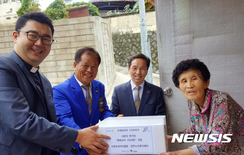 【청주=뉴시스】이병찬 기자 =서청주 로타리클럽 회원들이 27일 홀로 추석을 맞은 독거노인 등 소외계층 105가구에 송편과 과일, 한과 등을 담은 '사랑의 행복상자'를 전달하고 있다.2017.09.27.(사진=서청주 로타리클럽 제공) photo@newsis.com