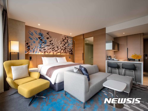 【서울=뉴시스】노보텔 스위트 앰배서더 서울 용산의 주니어 스위트 내부 전경. (사진=서울드래곤시티 제공)