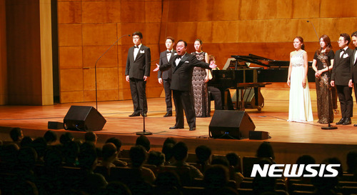 【서울=뉴시스】지난 19일 서리풀페스티벌 '테너 임웅균과 가을 클래식 음악회' 무대에 오른 임웅균 교수. 2017.09.27. (사진 = 서초구 제공) photo@newsis.com