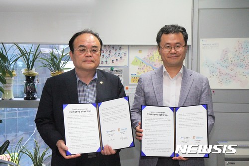 【서울=뉴시스】황엽 전국한우협회 전무(왼쪽)와 나백주 서울시 시민건강국장이 지난 27일 '취약계층 아동·청소년의 한우 나눔을 위한 지역사회공헌 업무협약(MOU)'을 맺은 뒤 사진 촬영을 하고 있다. 2017.09.28. (사진 = 서울시 제공) photo@newsis.com