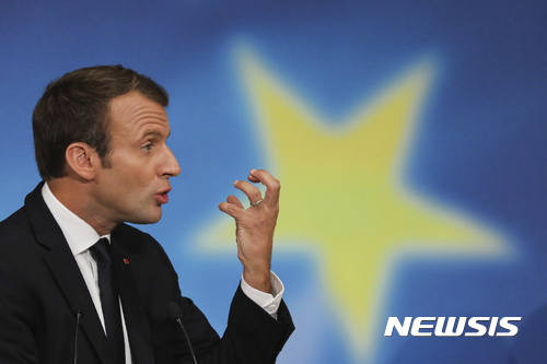 【파리=AP/뉴시스】에마뉘엘 마크롱 프랑스 대통령이 26일 파리 소르본 대학에서 연설을 통해 유럽연합(EU) 개혁에 대한 자신의 구상을 밝히고 있다. 마크롱 대통령은 이날 "유럽은 너무 느리고 유약하며 비효율적"이라고 말한 뒤 "유로존 공동예산을 도입하고 공동 군사 개입을 위한 신속대응군창설 등 공동 방위예산을 집행하며 좀더 조화로운 세제를 도입하자"고 주장했다. 2017.09.27