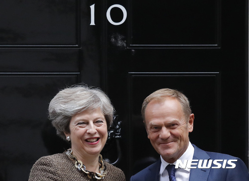 【런던=AP/뉴시스】 도날트 투스크 유럽연합(EU) 정상회의 상임의장이 그는 EU 탈톼(브렉시트) 협상에서 12월까지 진전이 없으면 협상을 재검토해야 할 수 있다고 경고했다고 BBC, 로이터 등 외신들이 10일(현지시간) 보도했다. 투스크 상임의장이 지난 9월26일 영국을 방문해 런던에 있는 총리관저에서 테리사 메이 총리와 만나고 있다. 2017.10.11 