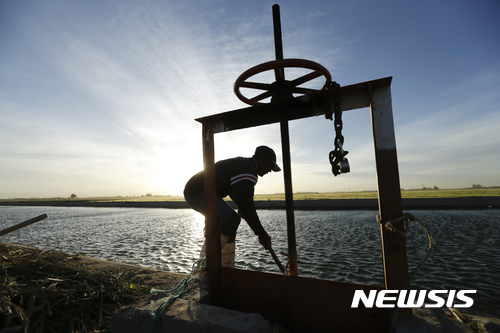 【덴버 (미 콜로라도주) = AP/뉴시스】 = 미국의 콜로라도 강에서 운하를 통해 물을 공급받는 멕시코 국경지대의 농부. 그러나 미국 중부 평원지대 8개주에 걸친 오갈랄라 대수층의 고갈로 대부분 농업 목축지역에서는 강물이 말라붙기 시작해 미래의 농업생산량에 큰 타격이 우려되고 있다.&nbsp;&nbsp;&nbsp; 