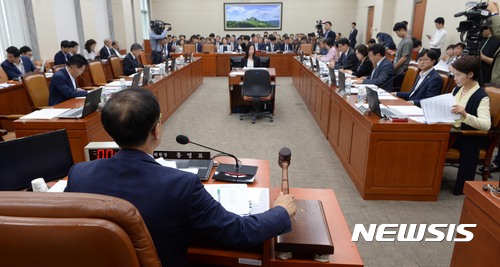 【서울=뉴시스】홍효식 기자 = 27일 오전 서울 여의도 국회 환경노동위원회 회의실에서 열린 제5차 전체회의에 참석한 홍영표 위원장이 개회를 알리며 의사봉을 두리고 있다. 2017.09.27. yesphoto@newsis.com