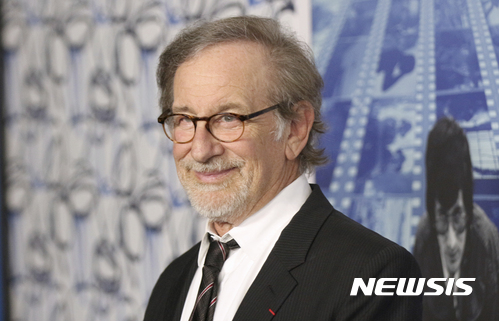 【로스앤젤레스=AP/뉴시스】영화계 거장 스티븐 스필버그가 5일(현지시간) 유대인 학살을 다룬 영화 '쉰들러리스트' 재개봉과 관련해 "(영화 개봉 당시보다) 지금이 더 위태로운 시기"라고 우려했다. 사진은 스필버그가 지난해 9월 파라마운트스튜디오에서 사진촬영에 응하는 모습. 2018.12.06.