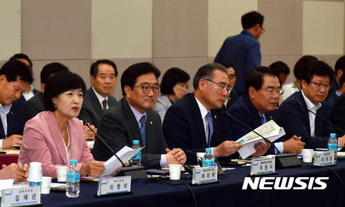 【광주=뉴시스】류형근 기자 = 27일 오전 광주 서구 김대중컨벤션센터 3층 회의실에서 더불어민주당 광주·전남 2017예산정책협의회가 열리고 있다. 2017.09.27. hgryu77@newsis.com