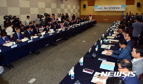 【광주=뉴시스】류형근 기자 = 27일 오전 광주 서구 김대중컨벤션센터 3층 회의실에서 더불어민주당 광주·전남 2017예산정책협의회가 열리고 있다. 2017.09.27.&nbsp; hgryu77@newsis.com