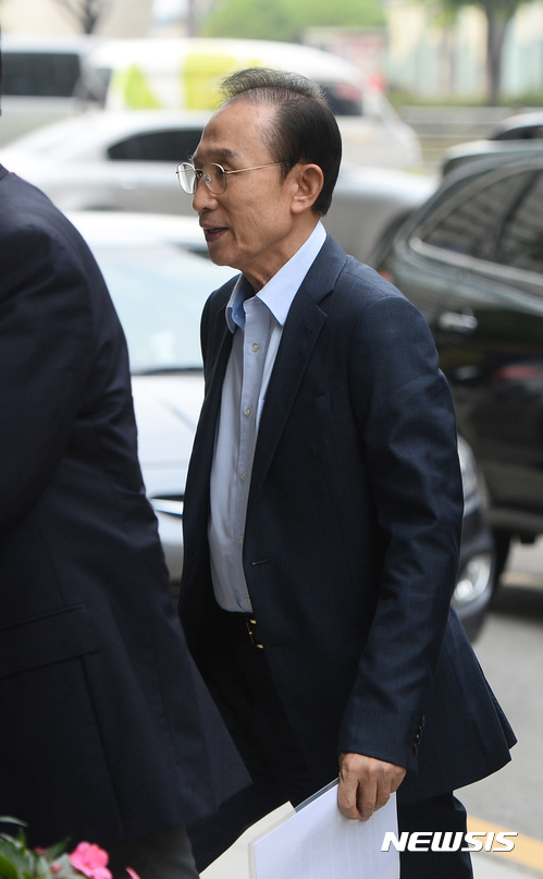 【서울=뉴시스】김진아 기자 = 이명박 전 대통령이 27일 오후 서울 강남구 삼성동 사무실로 들어가고 있다.&nbsp; 이명박 전 대통령은 블랙리스트 관련 논란에 휩싸인 동시에 군사 보안시설인 국군 기무부대 내 테니스장을 퇴임 이후에도 이용했다는 의혹을 받고 있다. 2017.09.27.&nbsp; bluesoda@newsis.com 
