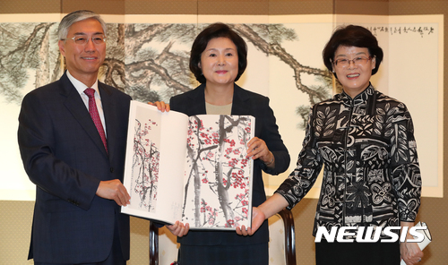 【서울=뉴시스】전진환 기자 = 문재인 대통령 부인 김정숙 여사가 지난 9월27일 오후 청와대 본관에서 예방한 추궈홍 주한 중국 대사 내외가 선물한 중국의 대표적인 근대화가 '치바이스'의 화집을 살펴보며 환한 표정을 짓고 있다. 2017.09.27. amin2@newsis.com