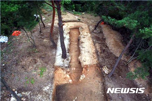 【해남=뉴시스】박상수 기자 = 전남 해남군은 지난달 말부터 진행된 화원면 신덕리 청자요지에 대한 발굴조사에서 길이 10m, 너비 1.3~1.6m 가량의 진흙으로 만든 반지하식 단실 오름 가마가 온전한 형태로 발견됐다고 27일 밝혔다. 사진은 신덕리 초기청자 가마터 전경. 2017.09.27 (사진=해남군 제공) photo@newsis.com